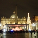 Overall view on the Saint Peter´s square with the illuminated sand Nativity and the Christmas tree.
(Photo R.Živný)
