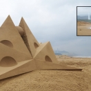 "Rozbití atomu", Fulong Beach (Taiwan), 2014, 2m (v pozadí atomová elektrárna Lungmen)